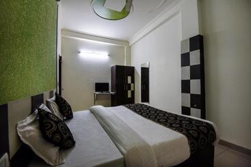 Oyo Flagship Hotel Alpine Inn