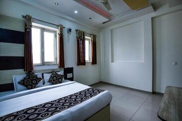 Oyo Flagship Hotel Alpine Inn