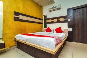 Oyo Flagship Hotel Alpine Inn