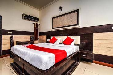 Oyo Flagship Hotel Alpine Inn