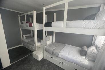 پانسیون M & B Backpackers