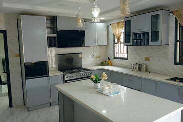 پانسیون Frontline Homes & Suites 3bedroom Apartment