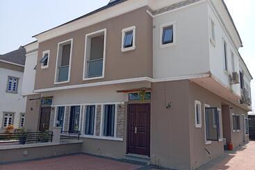 پانسیون Frontline Homes & Suites 3bedroom Apartment