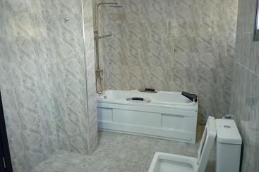 پانسیون Frontline Homes & Suites 3bedroom Apartment