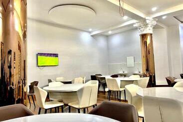 Rove Luxury Hotel And Suites