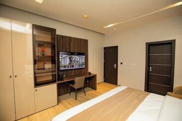 Rove Luxury Hotel And Suites
