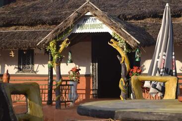 هتل Astam Farm House Homestay