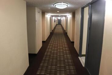 هتل Dominion Inn & Suites
