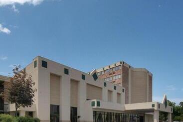 هتل Dominion Inn & Suites