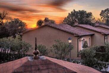 Отель Fonteluce Rooms & Family Lodges