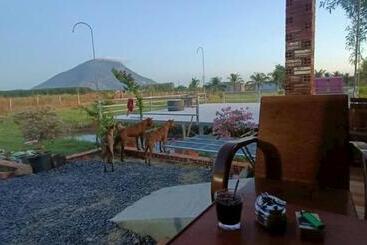 هتل The Farmer  Home
