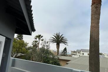 پانسیون Coastwave Guest House