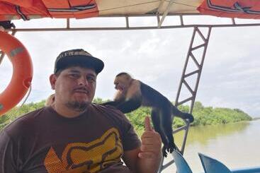 هتل Adventurelalotour