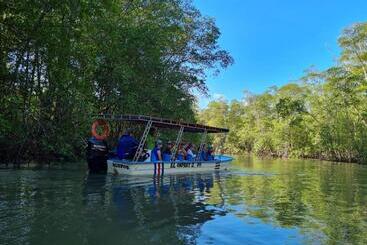 هتل Adventurelalotour