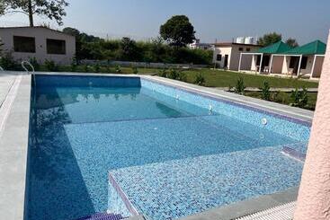 Wild Planet Corbett Hotel And Resort