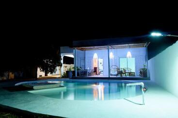 تختخواب و صبحانه Mykolodge Majunga