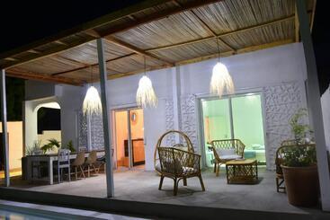تختخواب و صبحانه Mykolodge Majunga