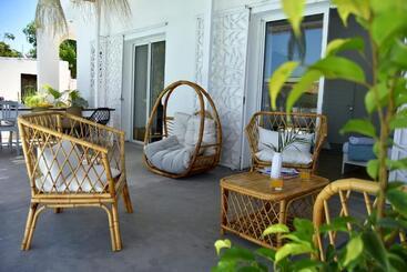 تختخواب و صبحانه Mykolodge Majunga