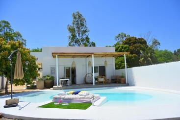 تختخواب و صبحانه Mykolodge Majunga