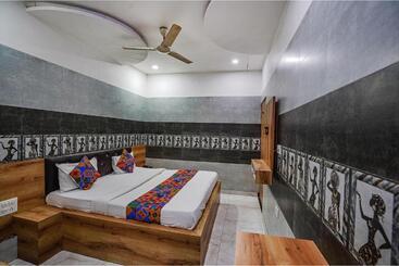 Fabhotel Rv Palace