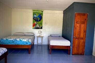 هتل Rooms & Pool Macaws
