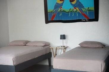 هتل Rooms & Pool Macaws