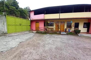 پانسیون Hostal Aventura
