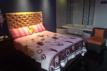 پانسیون Hostal Aventura