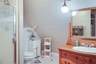 Charming Coeur D Alene Home, Walk To Downtown!