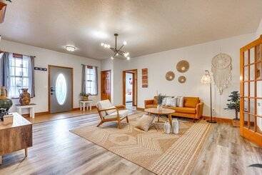 Elegant Pataskala Home W/ Hot Tub & Fire Pit!