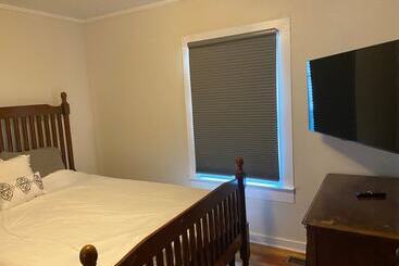 کلبه Frank Howard 111 Farmhouse