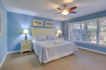 Hilton Head Island Resort Home W/ Community Beach!