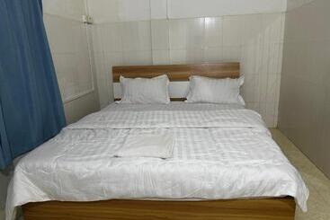 هتل Everest Restaurant And Guest House