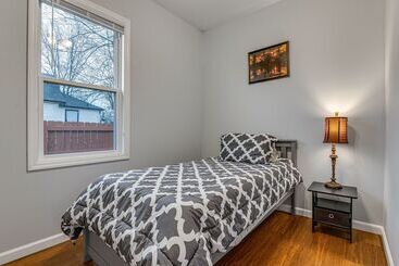 קוטג'' Indianapolis Home W/ Fire Pit: 3 Mi To Downtown!