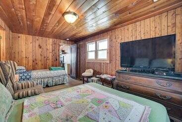 Michigan Cabin Retreat: 5 Mi To Sturgeon Bay Beach
