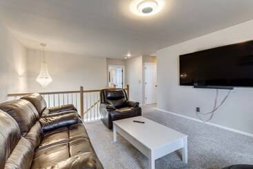 17 Mi To Downtown Denver: Modern Aurora Home!
