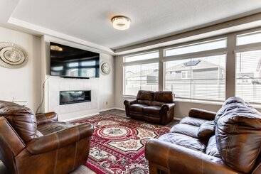 17 Mi To Downtown Denver: Modern Aurora Home!