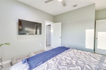 Сельский дом Modern Farmhouse In Del Valle: Rural Setting!