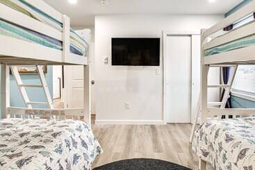 Old Orchard Beach Home: Steps To Beach & Pier!