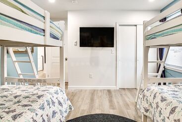 Old Orchard Beach Home: Steps To Beach & Pier!