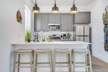 Pet Friendly Brentwood Home ~ 7 Mi To Downtown!