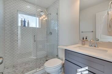 Pet Friendly Brentwood Home ~ 7 Mi To Downtown!