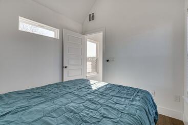 Pet Friendly Brentwood Home ~ 7 Mi To Downtown!