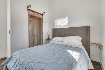 Pet Friendly Brentwood Home ~ 7 Mi To Downtown!
