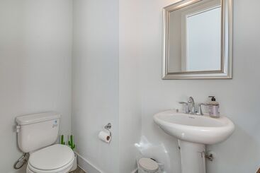 Pet Friendly Brentwood Home ~ 7 Mi To Downtown!