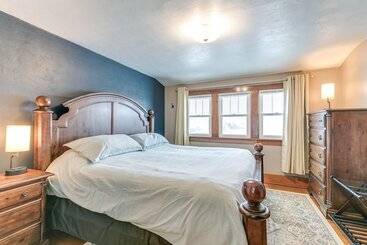 Сельский дом Quaint Howells Retreat   Steps From Main Street!