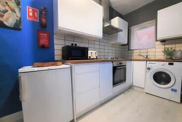 اقامتگاه 3 Bed House In Colchester With Parking And Wifi