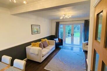 اقامتگاه Impeccable 3 Bed House In Nottingham Free Parking