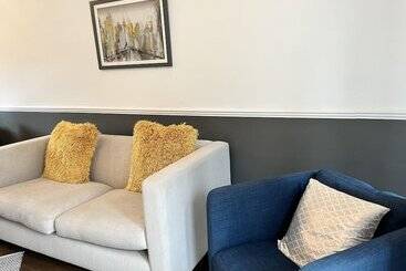 اقامتگاه Impeccable 3 Bed House In Nottingham Free Parking