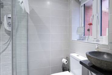 اقامتگاه Spacious 4 Br Cambridge House, Free Parking